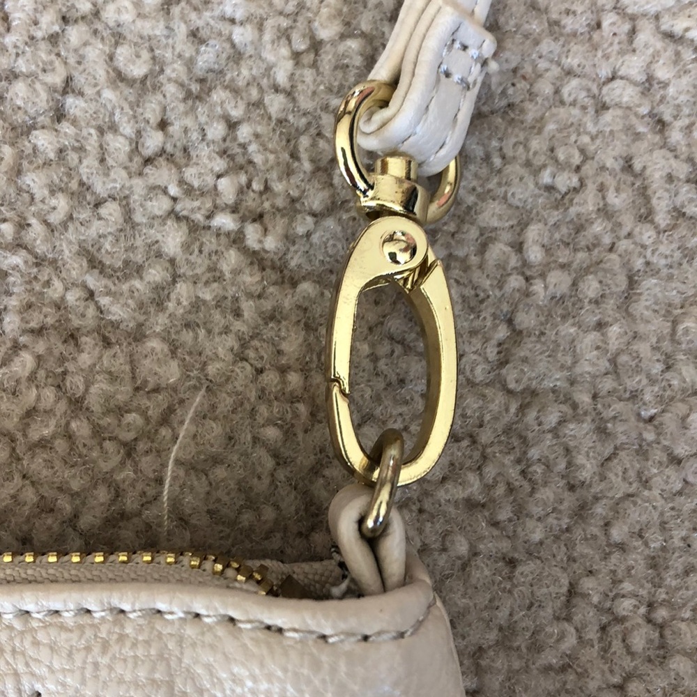 Steve Madden Over the Shoulder - Picture 8 of 8